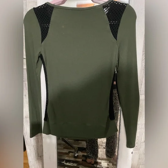 Bebe Vintage(?) beautifully cut top - Picture 8 of 8